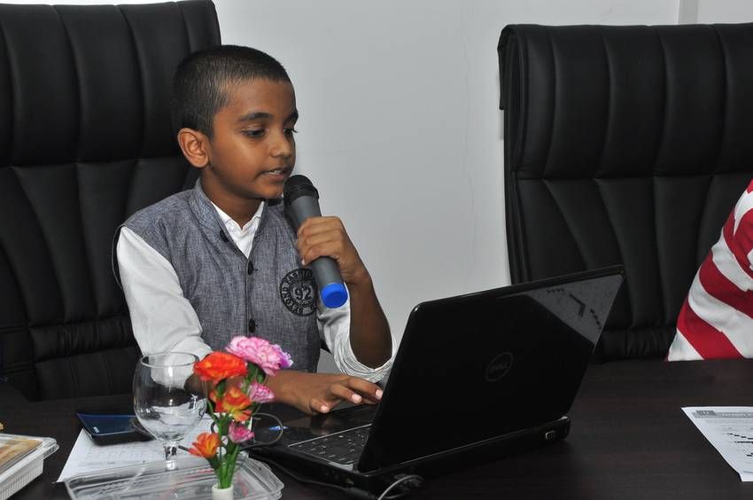 Muhammed Ameen leading a Techspedition technology session with students